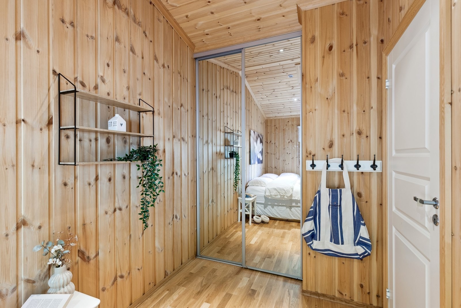 Innebygd garderobeløsning på hovedsoverommet. Galleribilde