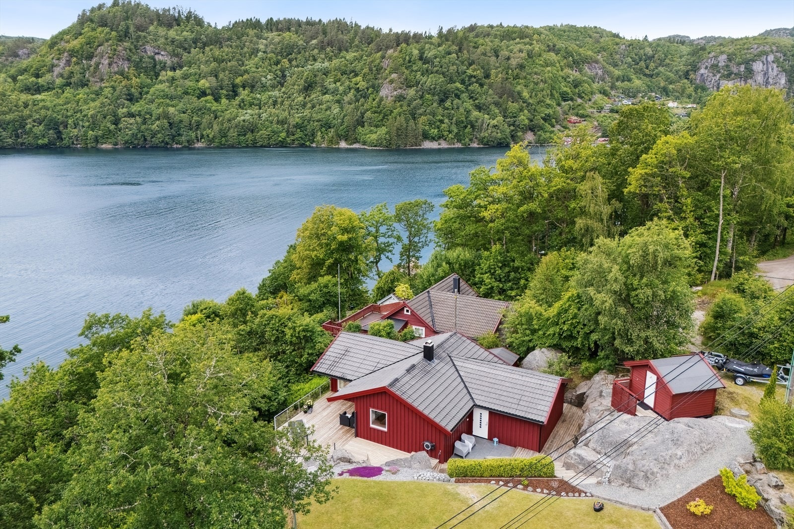 Pent utformet hytte ved Lenesfjorden, omringet av frodig natur. Perfekt for ro og rekreasjon i naturskjønne omgivelser. Galleribilde