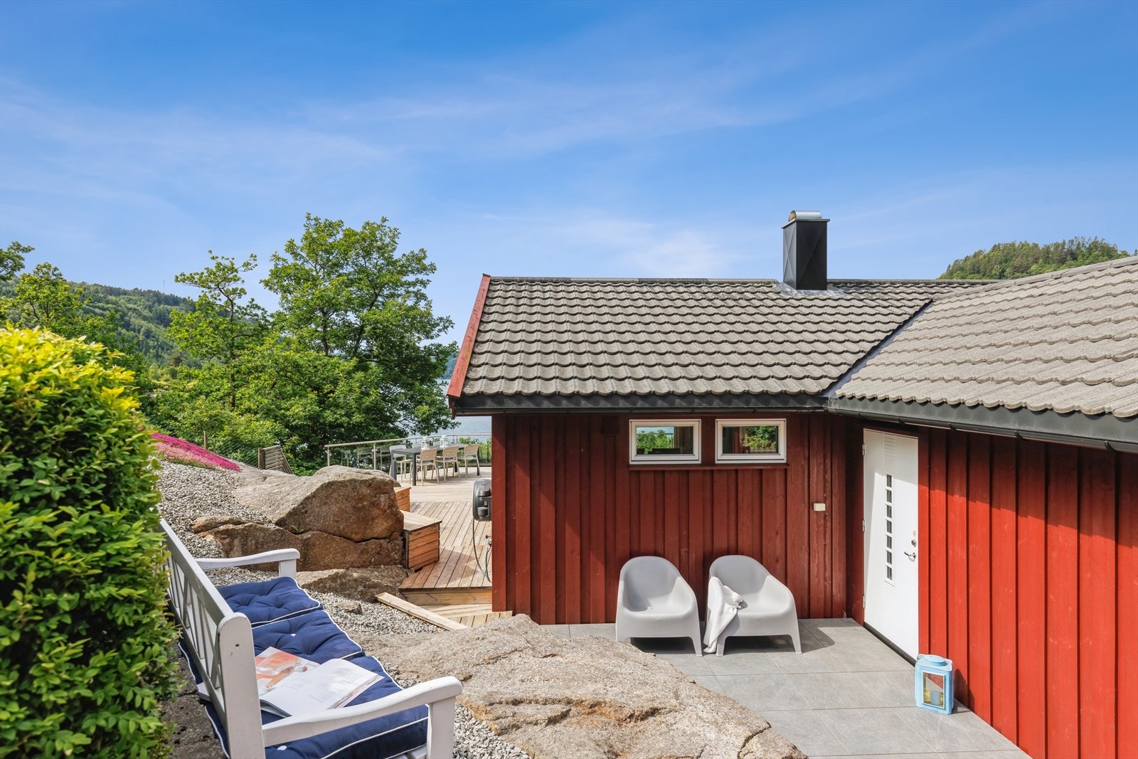 Rundt hytta kan man flytte seg etter vær, vind og solforhold. Galleribilde