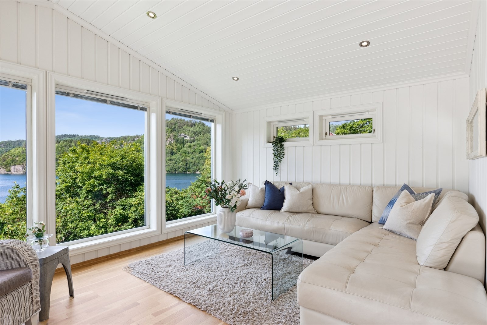 Hytta er gjennomgående pent innredet i lyse og delikate fargetoner. Galleribilde