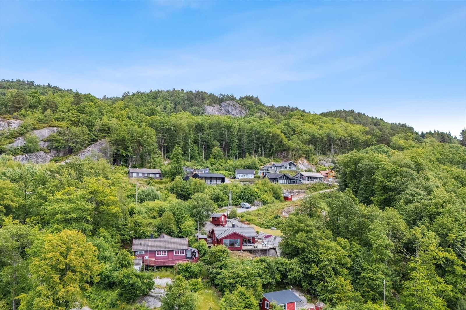 Hytta ligger i fint plassert i terrenget. Galleribilde