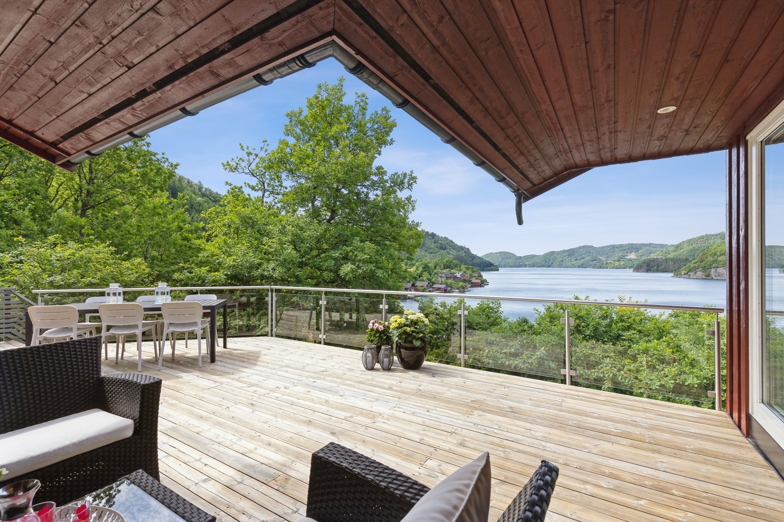 Stor terrasse med plass til møblering i soner. Den flotte utsikten kan nytes fra flere hold. Pent glassrekkverk mot sjøen gjør det mulig å nyte utsikten til sitt fulle. Galleribilde