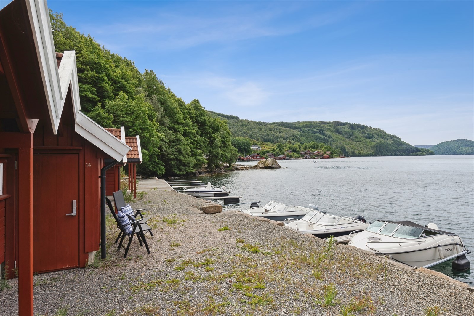 Her ser en sjøbod og båtplass. Området eies sammen med 11 andre nabohytter. Galleribilde