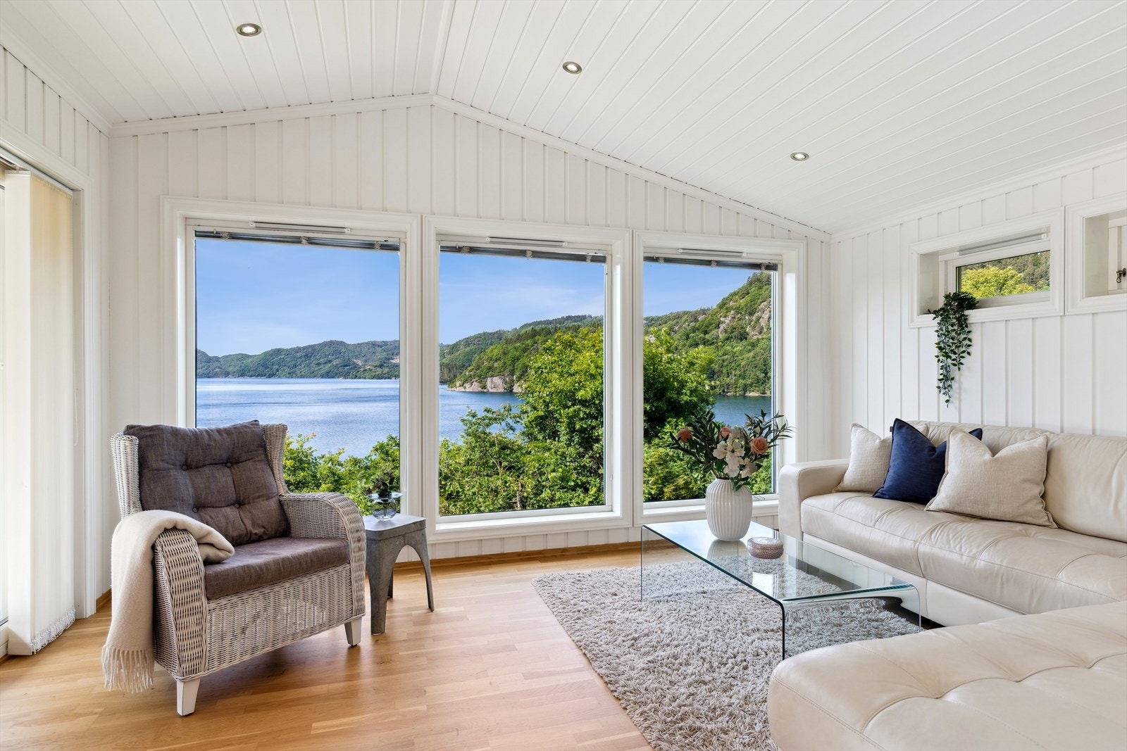 Fra sofakroken kan man nyte utsikten, en god bok og en varm kopp kaffe. Galleribilde