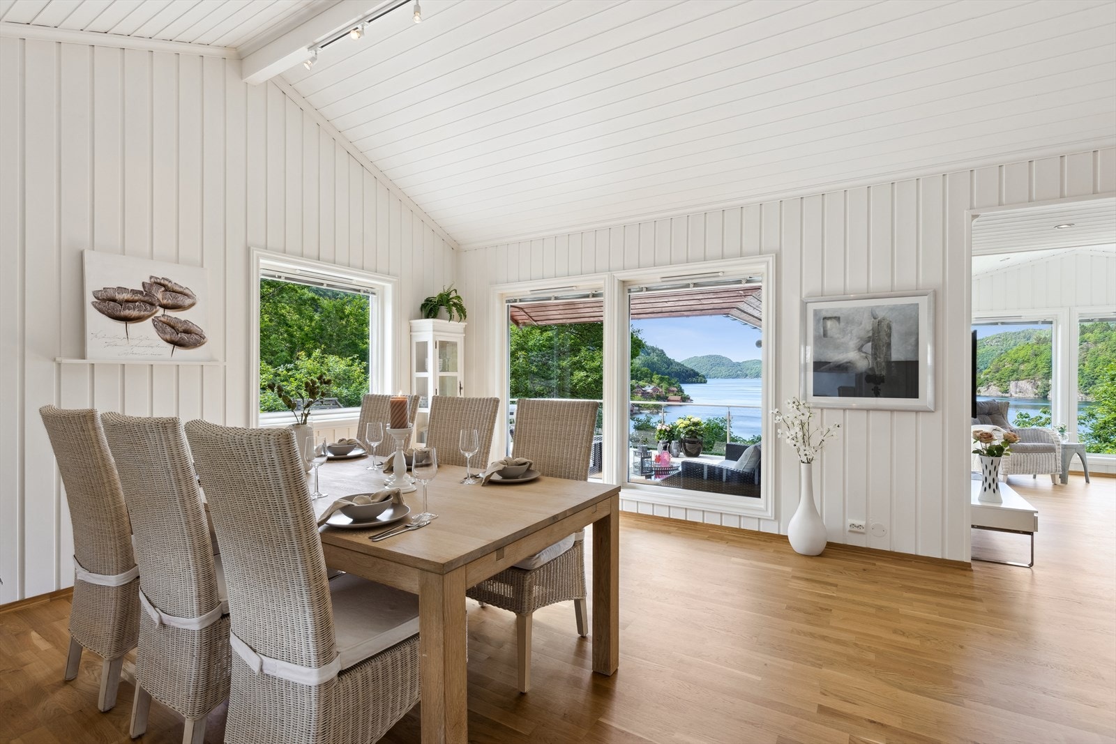 Den nydelige utsikten kan nytes fra flere hold, fra sofakroken eller i godt selskap ved spisebordet. Galleribilde