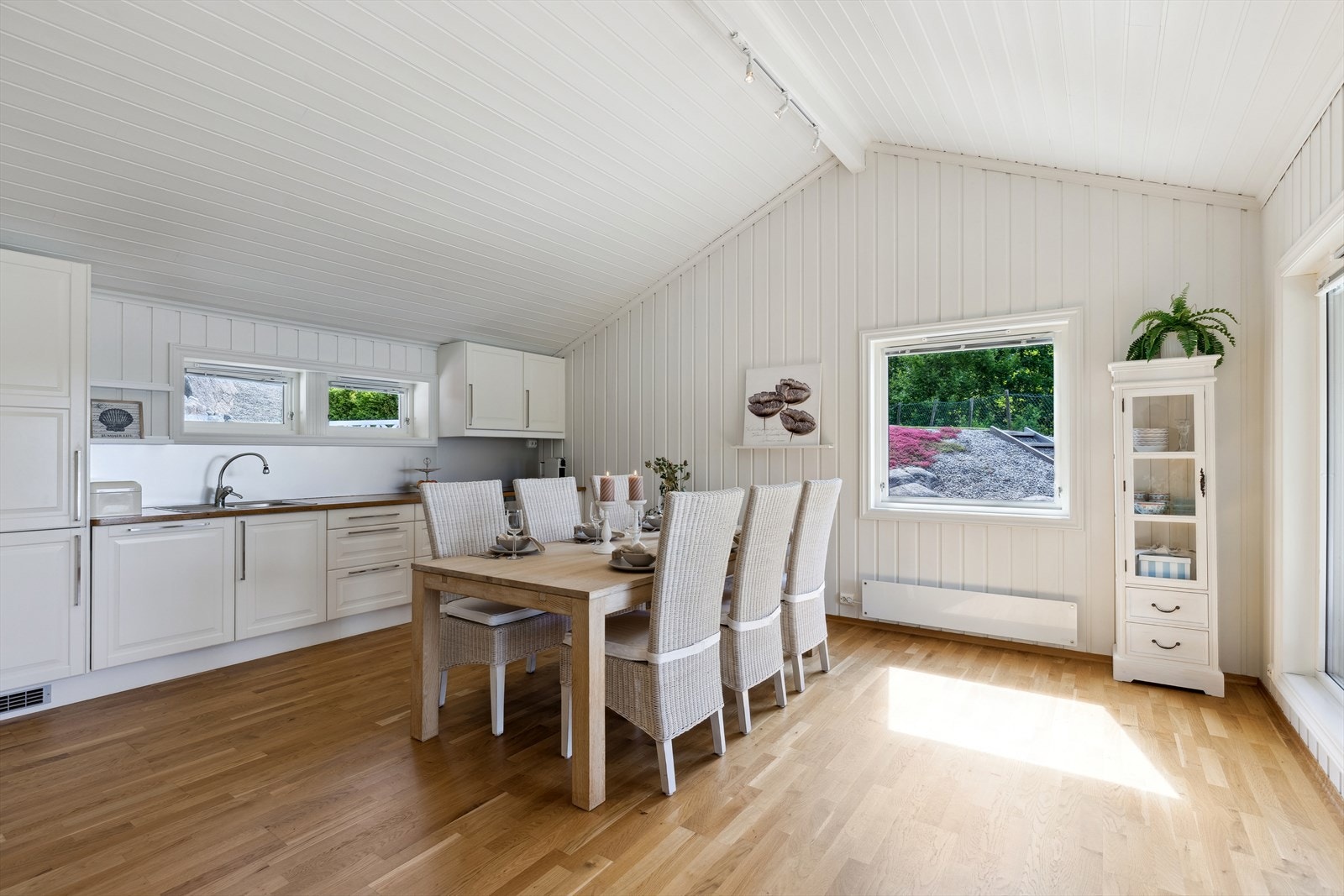 Lyst og romslig oppholdsrom med store vinduer som slipper inn mye naturlig lys, perfekt for sosiale sammenkomster. Galleribilde