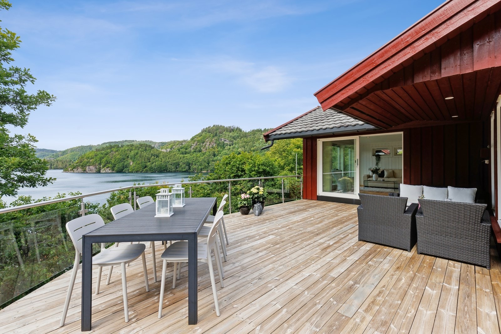 Stor terrasse med flott utsikt over vakker natur og sjø. Perfekt for avslapning og sosiale sammenkomster i idylliske omgivelser. Galleribilde