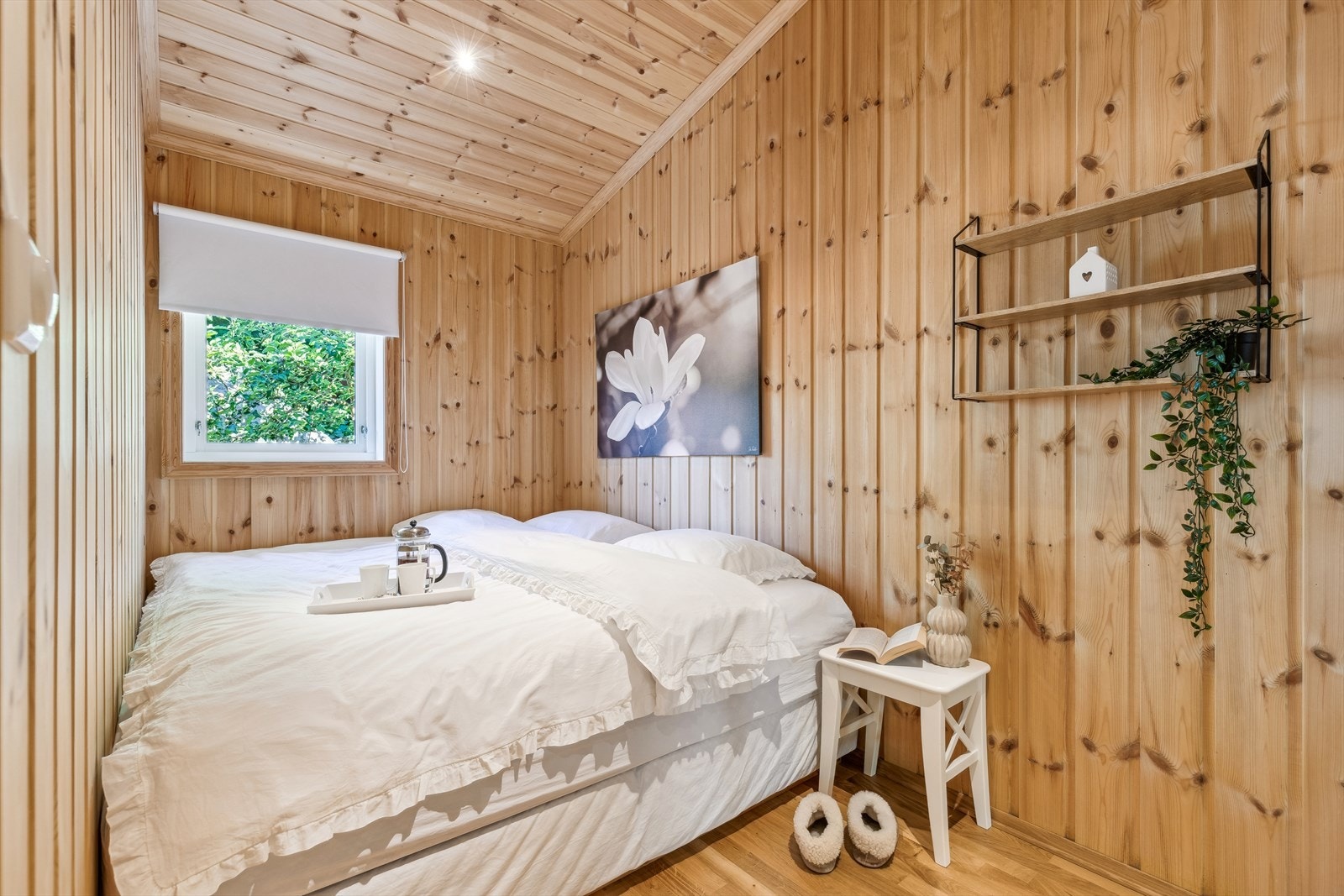 Hovedsoverom - soverom 1 av 3 er innredet med ubehandlet trepanel. Galleribilde