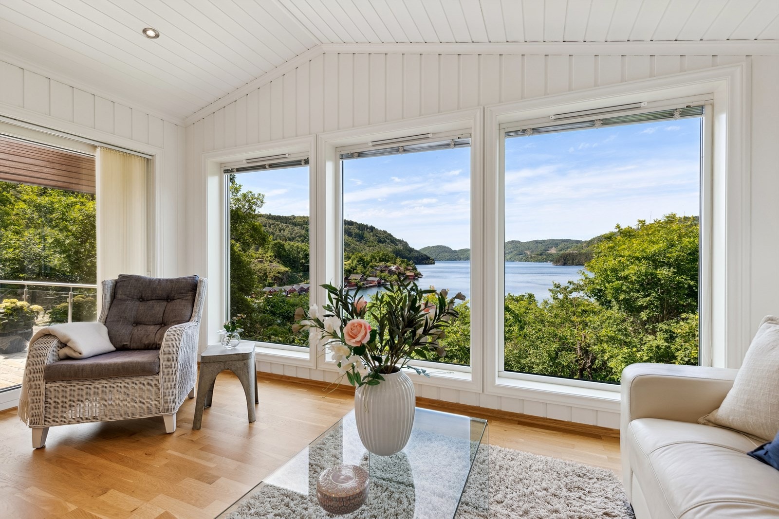 Nydelig utsikt utover Lenesfjorden som er omgitt av et pent landskap. Galleribilde