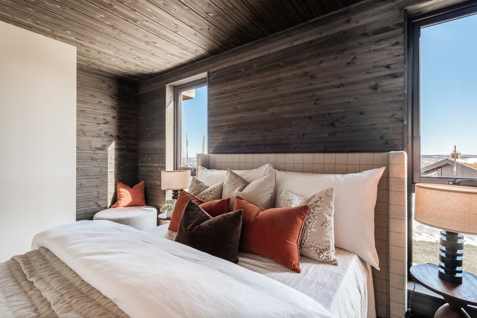 Romslig soverom med god oppbevaringsplass