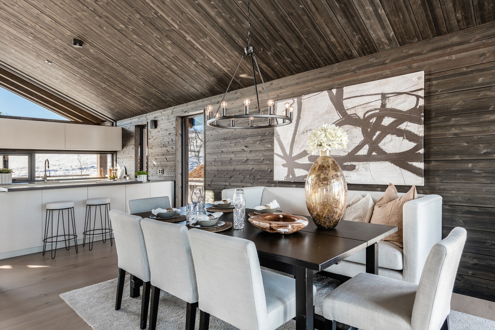 Hytten innbyr både til hyggelige frokoster og sosiale kvelder