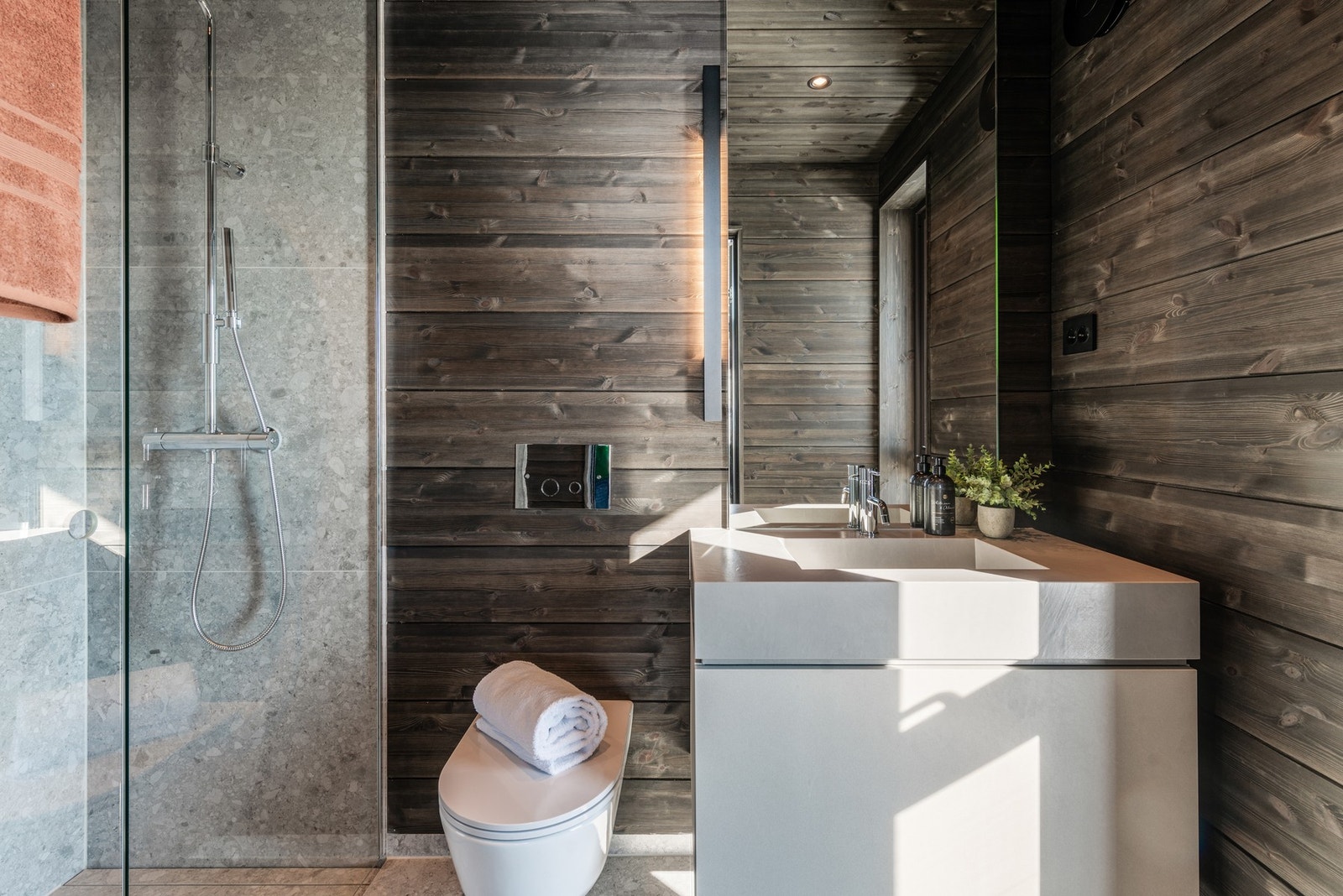 Kombinasjonen mellom panel og flis skaper en lun og varm følelse