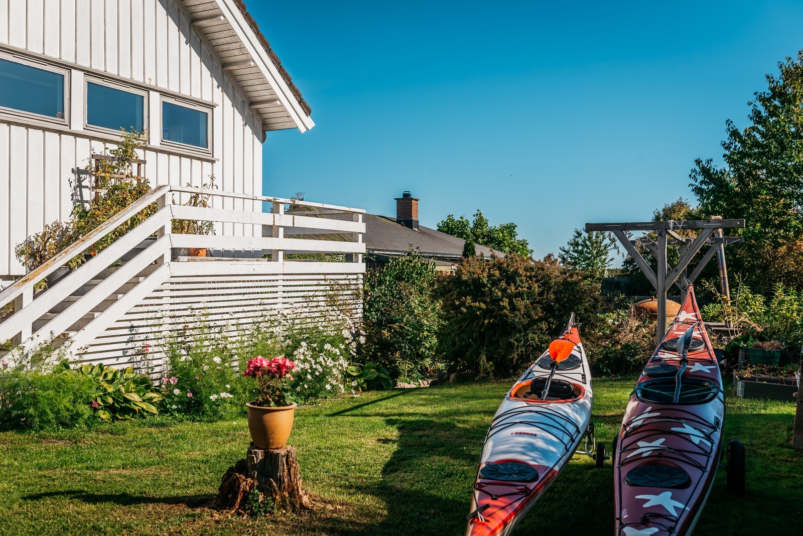 Er man glad i kajakk, så er det bare å rulle kajakken ned på strand eller en av båthavnene som ligger kun få minutters gange fra eiendommen. Galleribilde