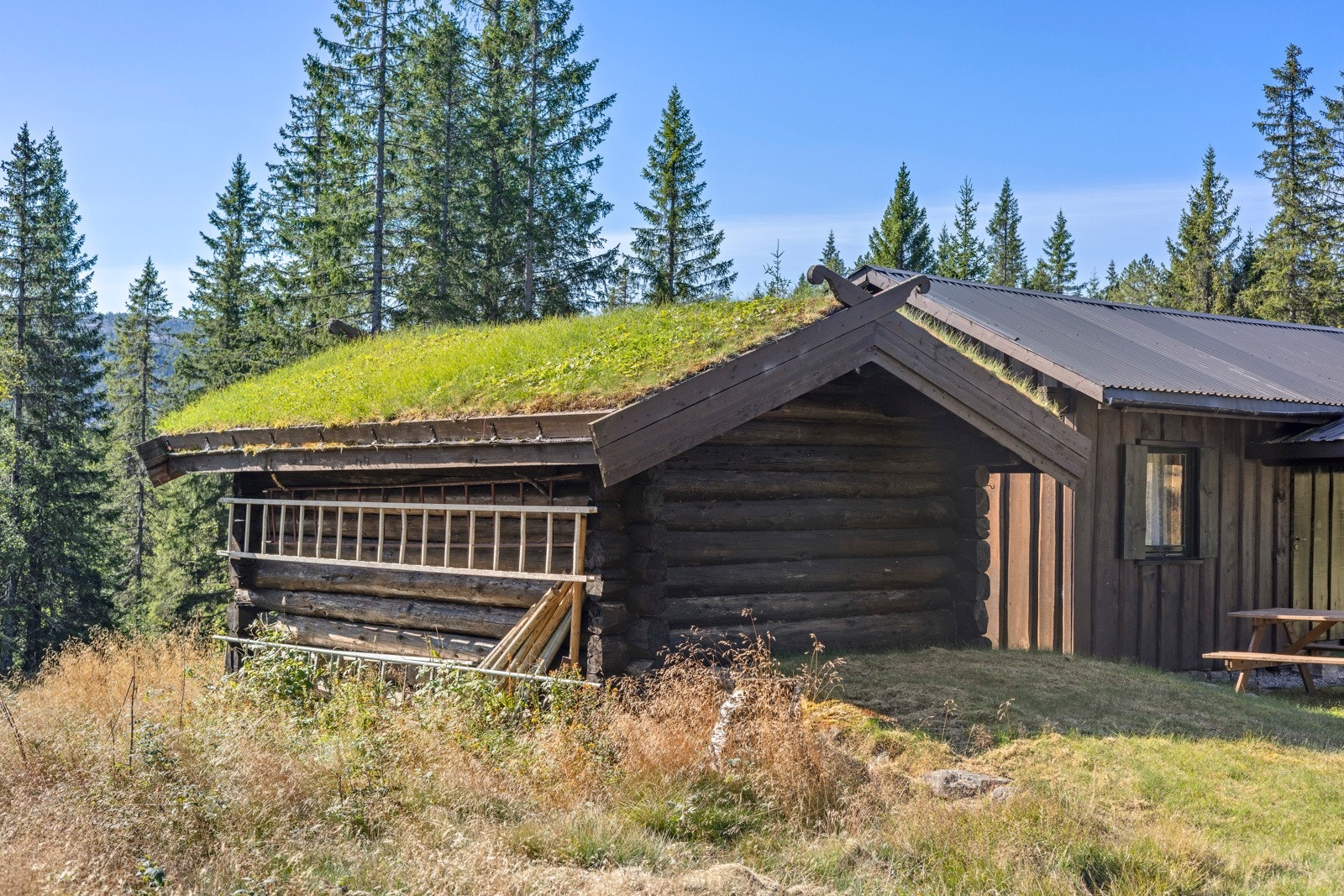 Tømmerlaftet uthus Galleribilde