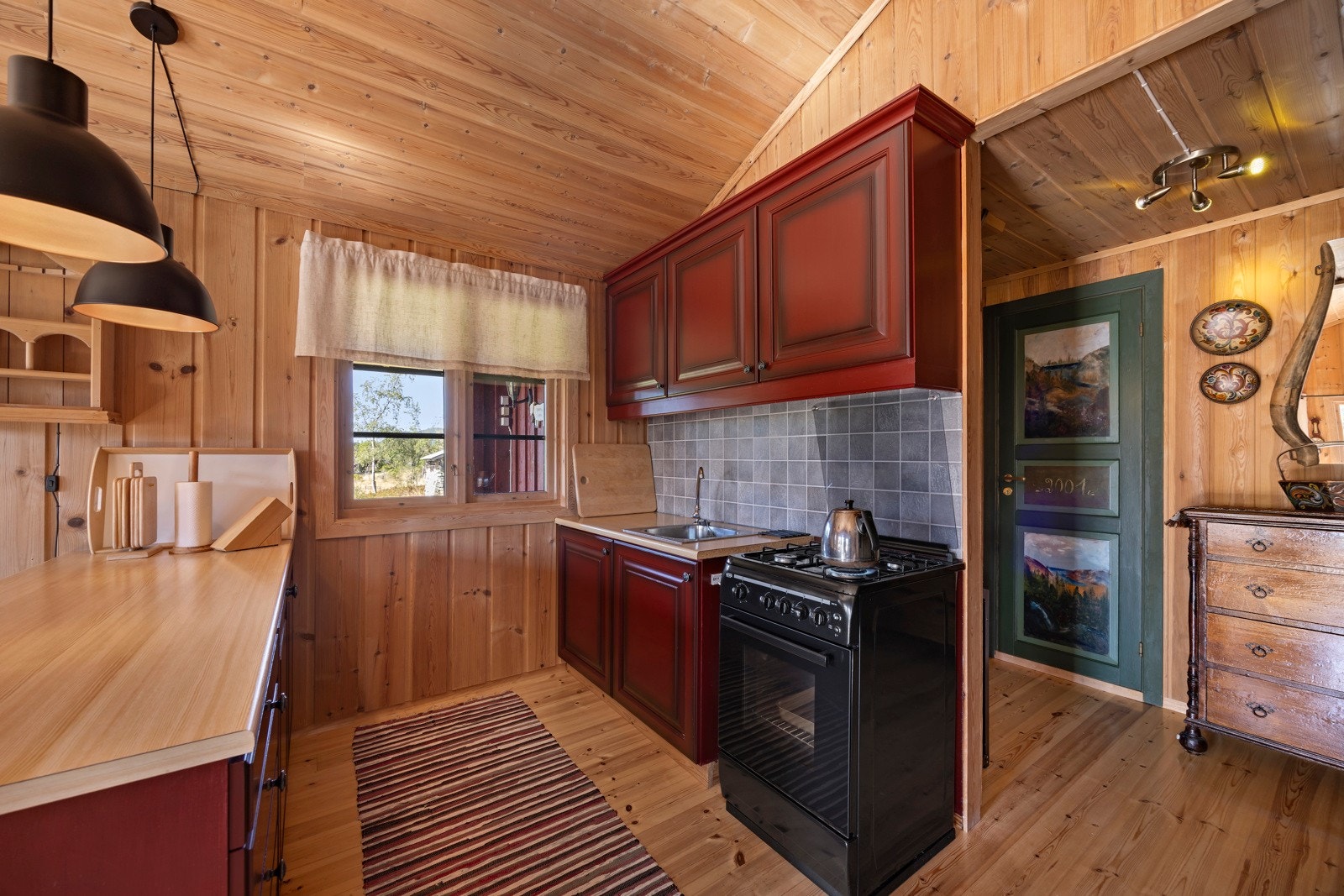 Trivelig hyttekjøkken med gasskomfyr. Galleribilde