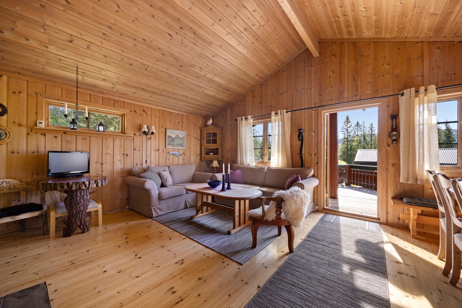 Lys og trivelig stue med god takhøyde og plass til sofagruppe og langbord i stue. Galleribilde