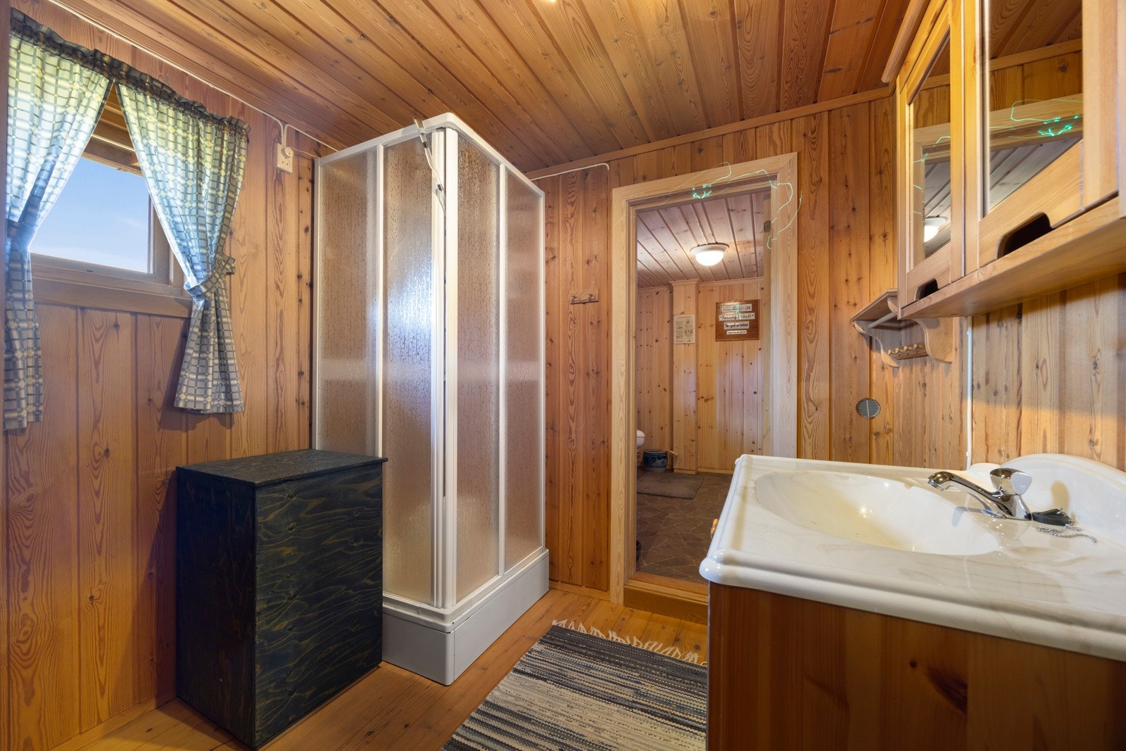 "Hyttebad", dusjkabinett og servant, hytta har sommervann! Galleribilde