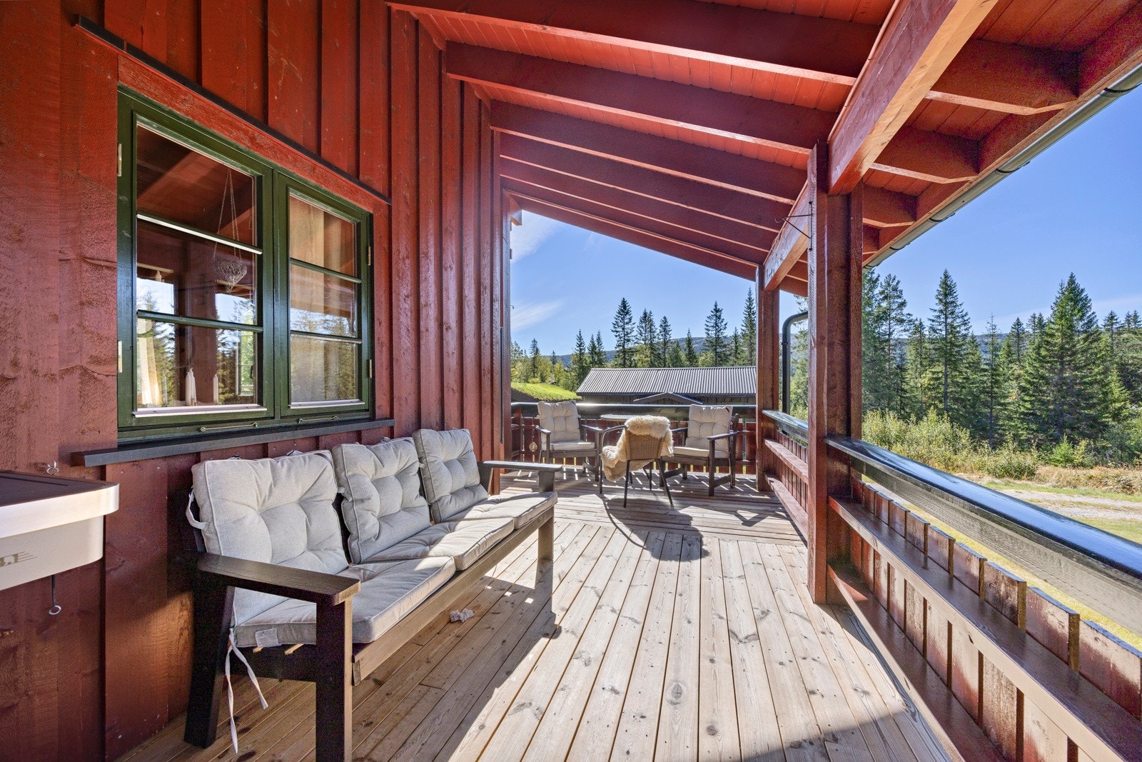 Solrik terrasse med delvis overbygg Galleribilde