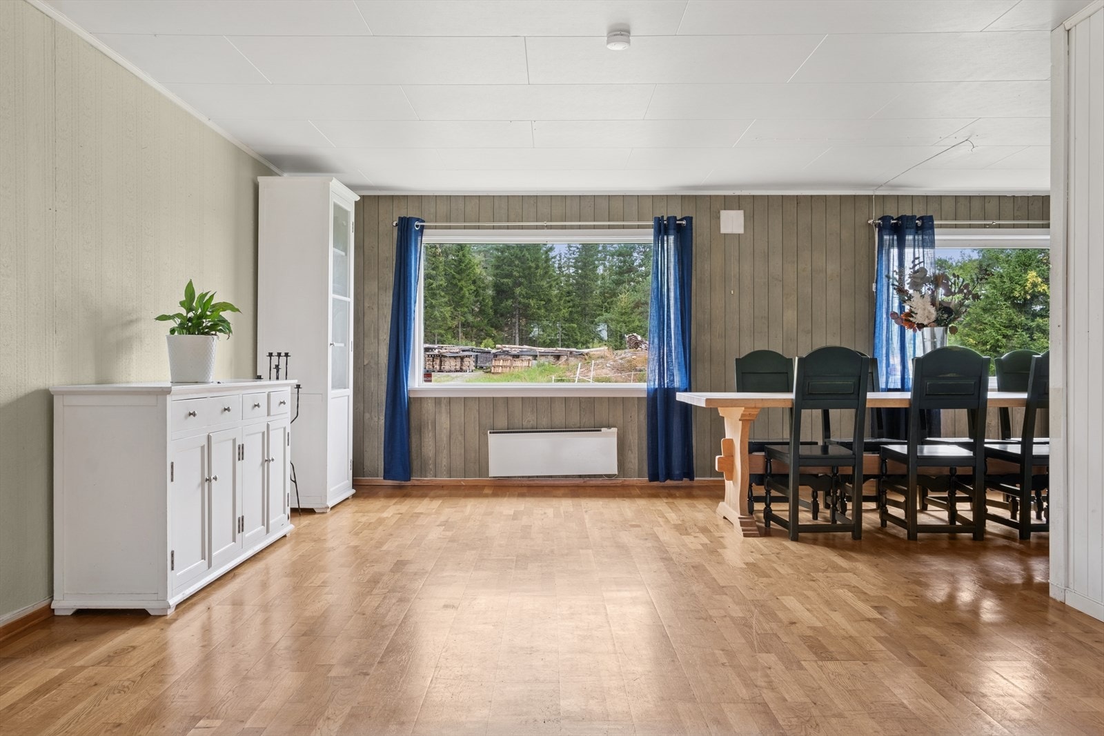 Stuen er delt inn i to ulike soner, med en stor spisestue, og en egen del til en sofagruppe. Galleribilde