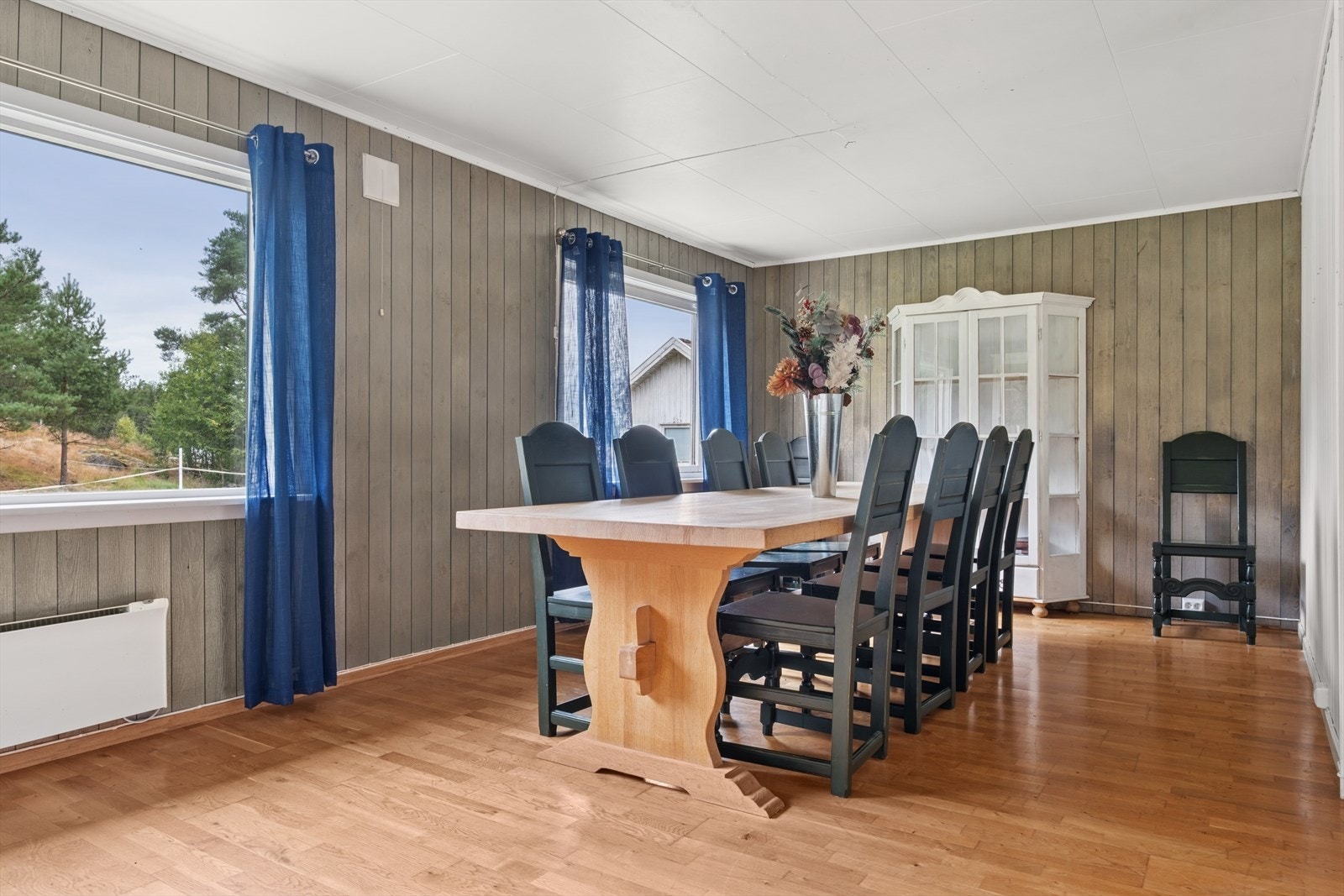 Spisestuen er stor, og det er god plass til en stor spisegruppe som egner seg godt ved sosiale sammenkomster. Galleribilde
