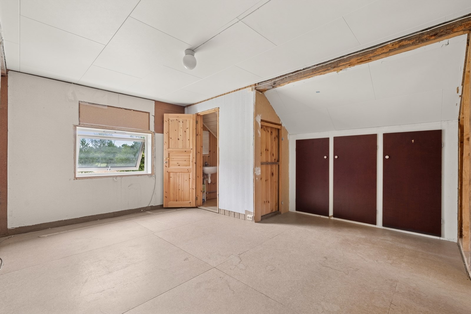 Det største soverommet er av svært god størrelse, og har bra med lagringsplass. Dette kan også brukes som en stue om ønskelig. Galleribilde