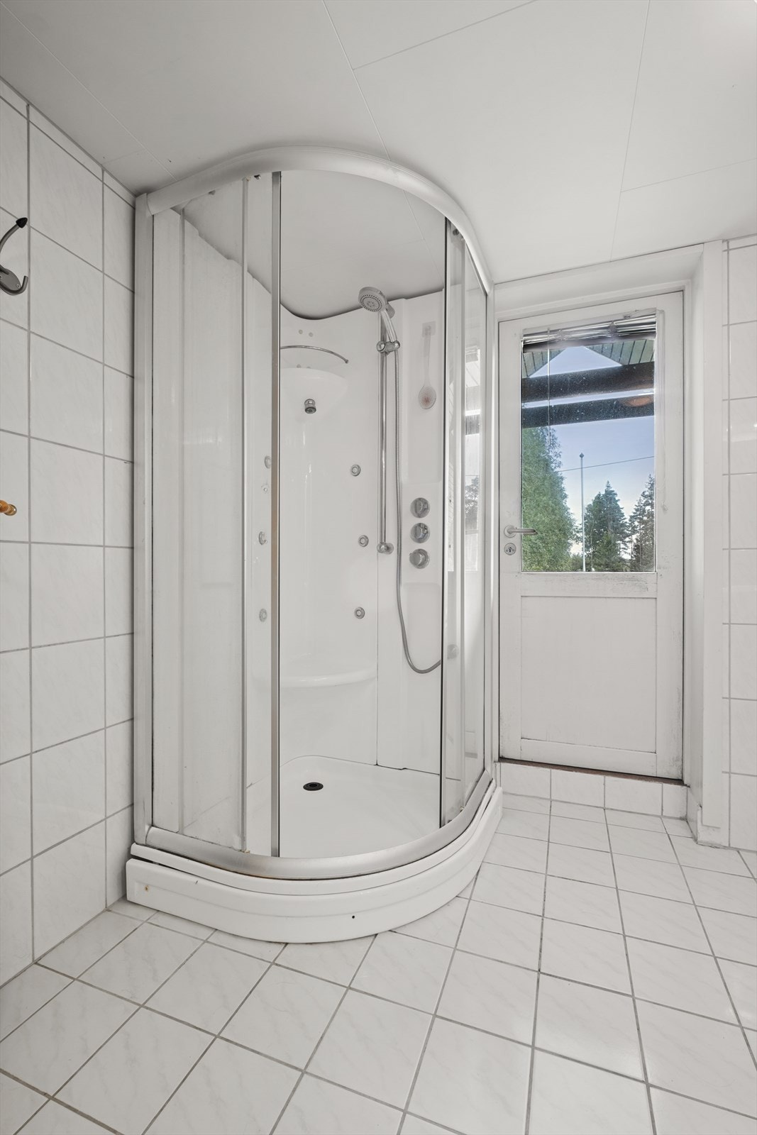 Innredning med nedfelt servant, dusjkabinett og opplegg for vaskemaskin. Galleribilde