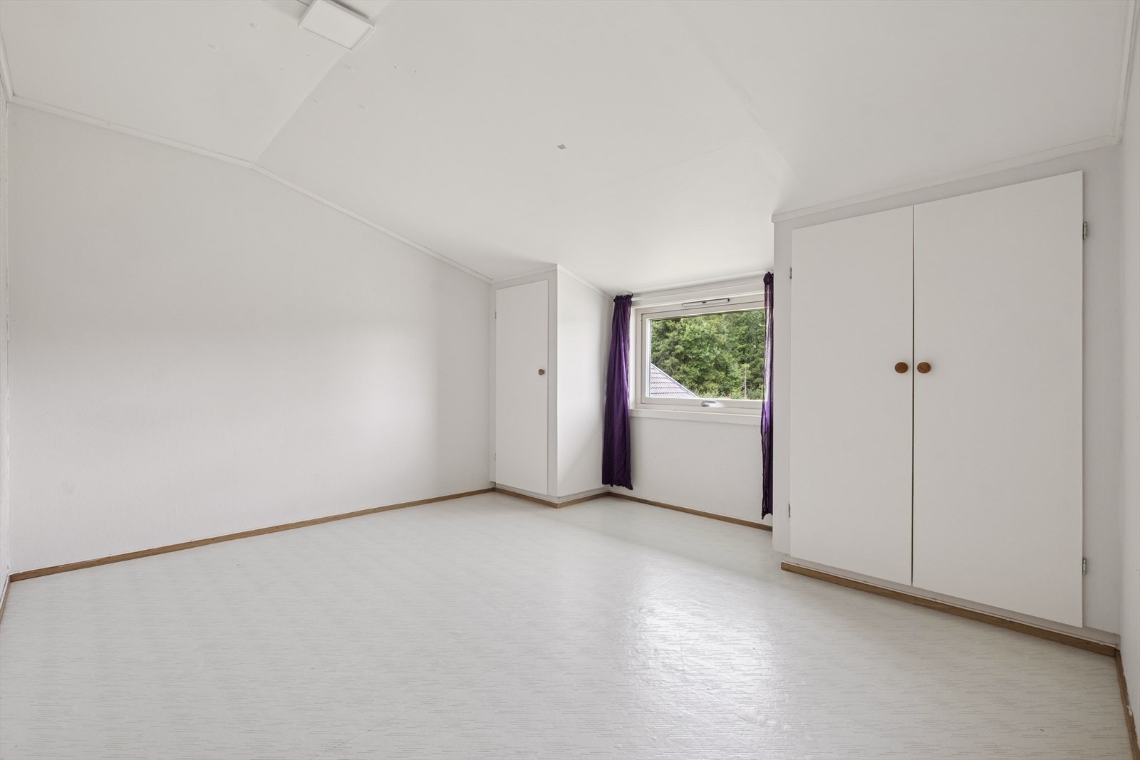 Her er det god plass til en stor seng og tilhørende garderobeskap. Galleribilde