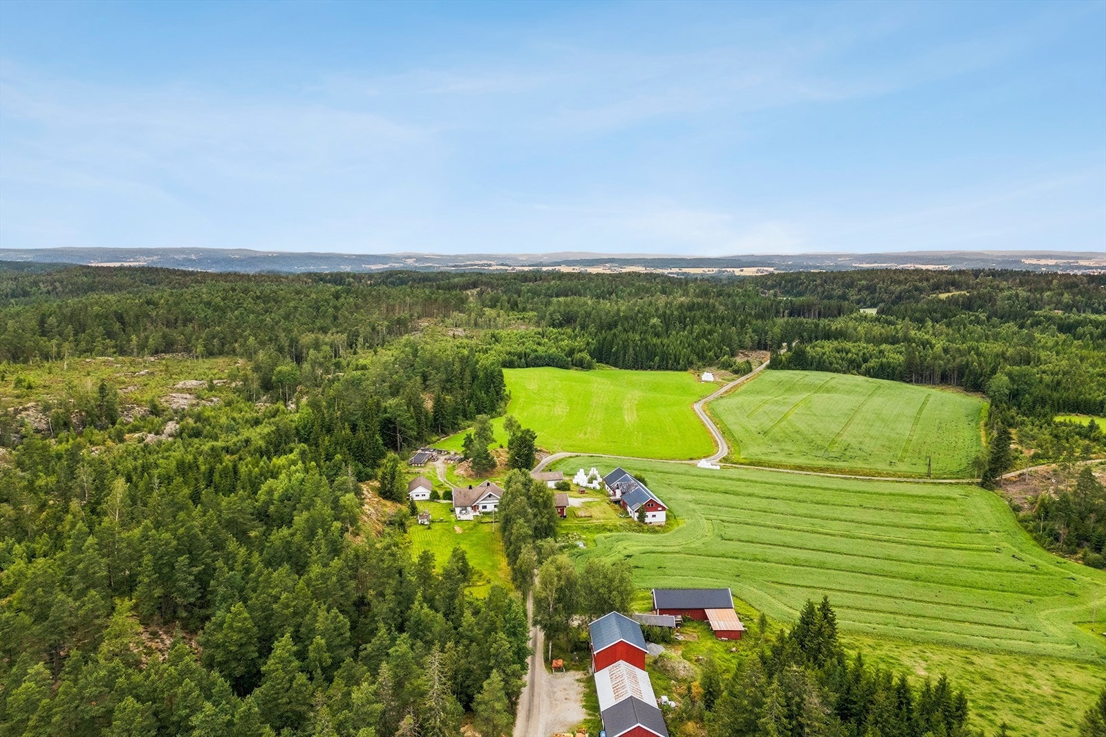 Eiendommen er på på 476 daa og består av 90,3 daa fulldyrket jord og 365,8 daa produktiv skog. Galleribilde