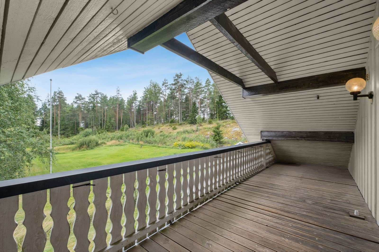 Fra baderommet er det utgang til en romslig og overbygget balkong. Galleribilde
