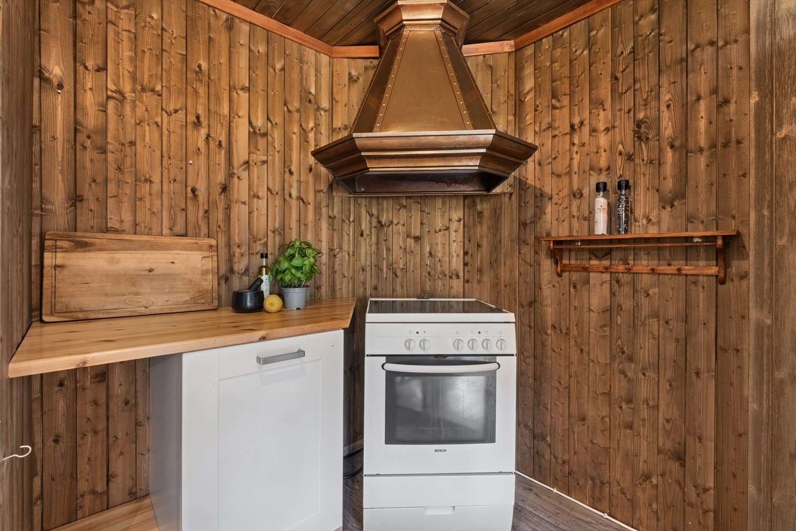 Praktisk hjørne med komfyr og ventilator. Galleribilde