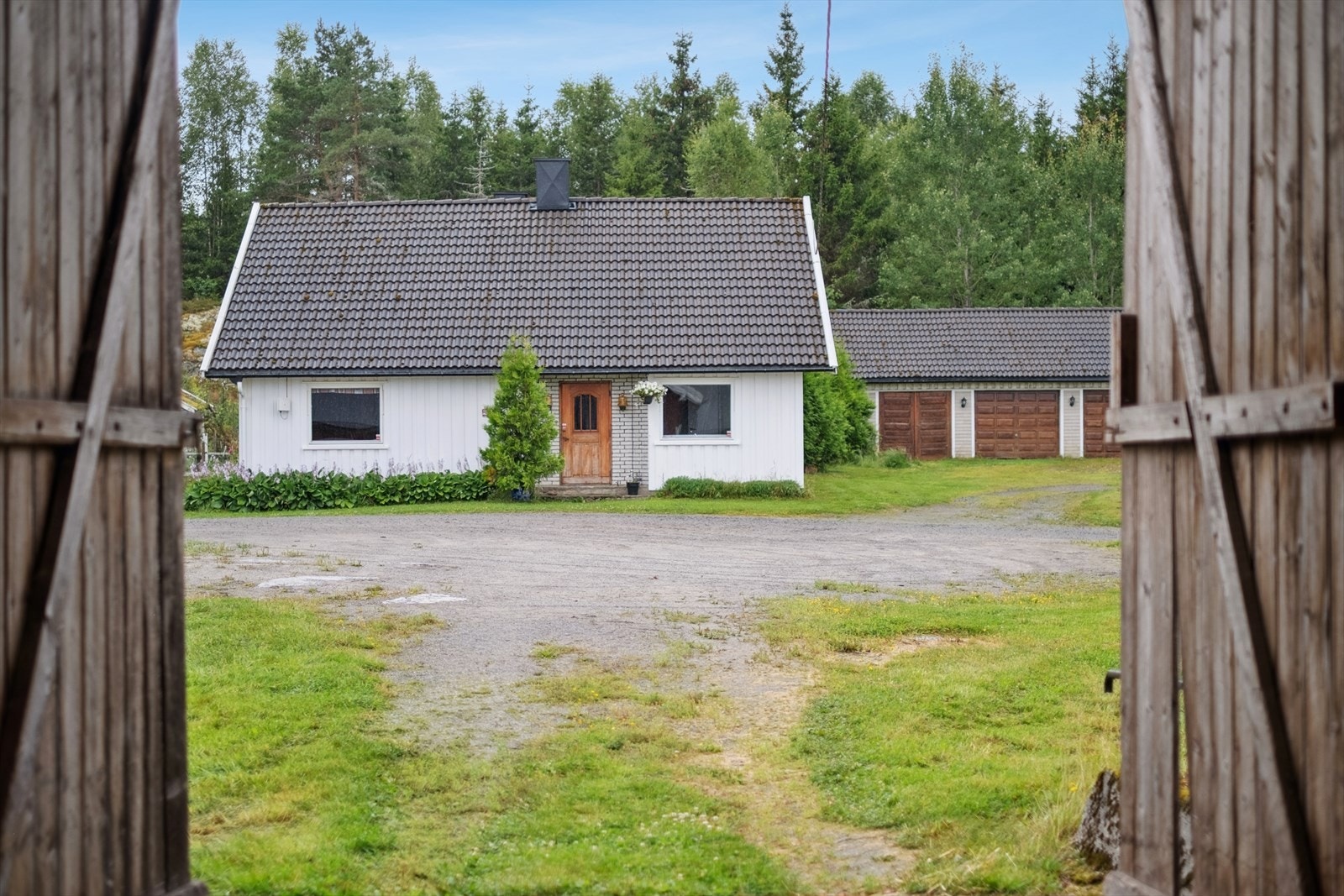 Ved siden av boligen har man en dobbel garasje med en vedbod. Galleribilde
