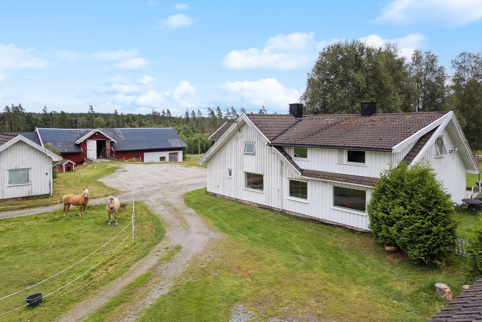 Dette er en landbrukseiendom med dyrket mark, mye skogarealer og eldre bebyggelse. Galleribilde