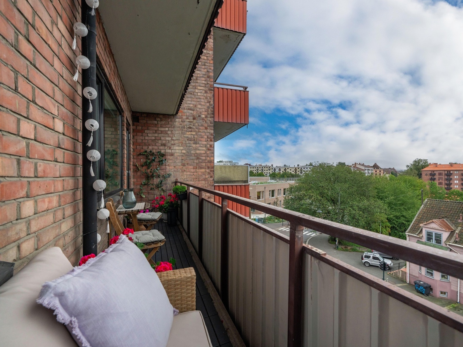 Fra balkongen ser du ut over den vernede bebyggelsen i Arendalsgata og nedover mot byen. Galleribilde