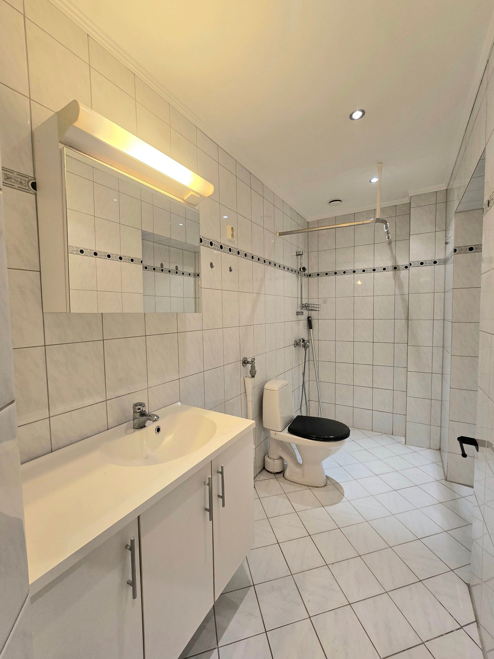 Stor lyst bad med plass til vaskemaskin og tørketrommel Galleribilde