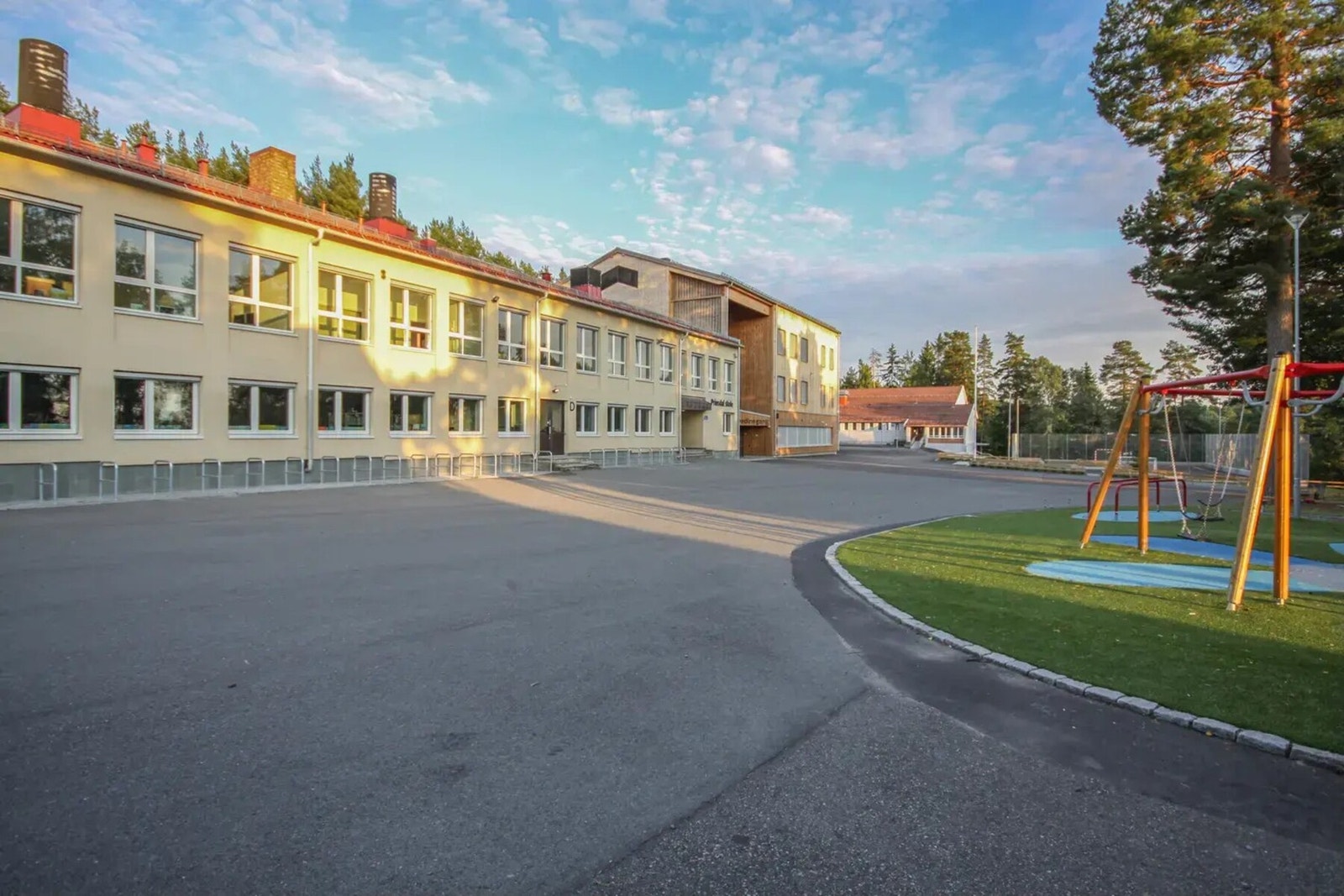 Prinsdal barneskole ligger idyllisk til i markagrensen Galleribilde