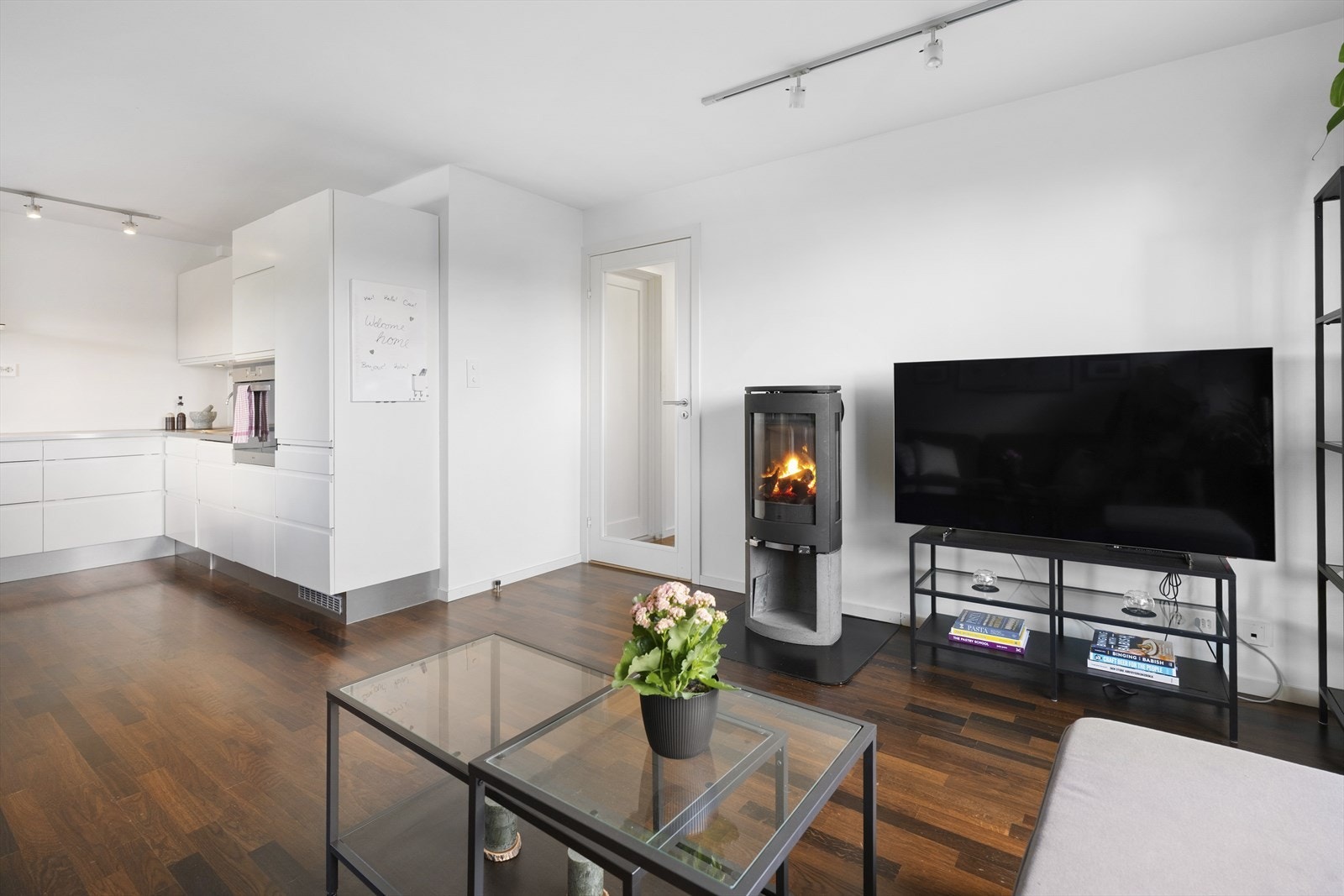 Her er det god plass til både sofagruppe og spisebord, og peisen gir en lun og koselig stemning - perfekt for rolige kvelder med familie eller venner. Galleribilde