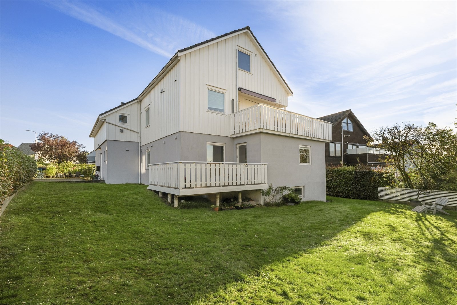 Videre fra terrassen har man direkte adgang til den romslige felles hagen med plass til både lek og avslapping. Galleribilde