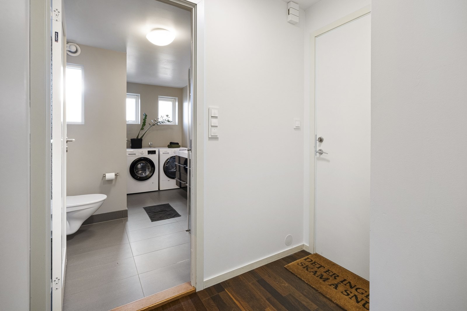 Badet er stilrent og moderne fra 2016. Galleribilde