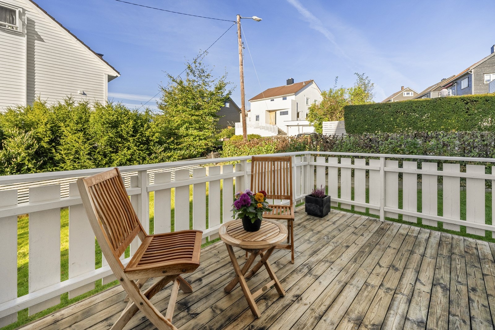 Fra hovedsoverommet er det direkte utgang til en hyggelig terrasse som videre har tilgang til den felles hagen - et ideelt sted å nyte varme dager. Galleribilde