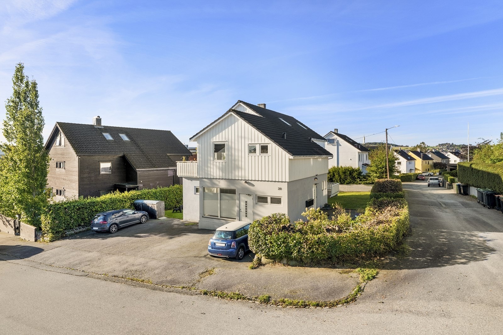 Felles parkering på tomt for sameiet. Galleribilde
