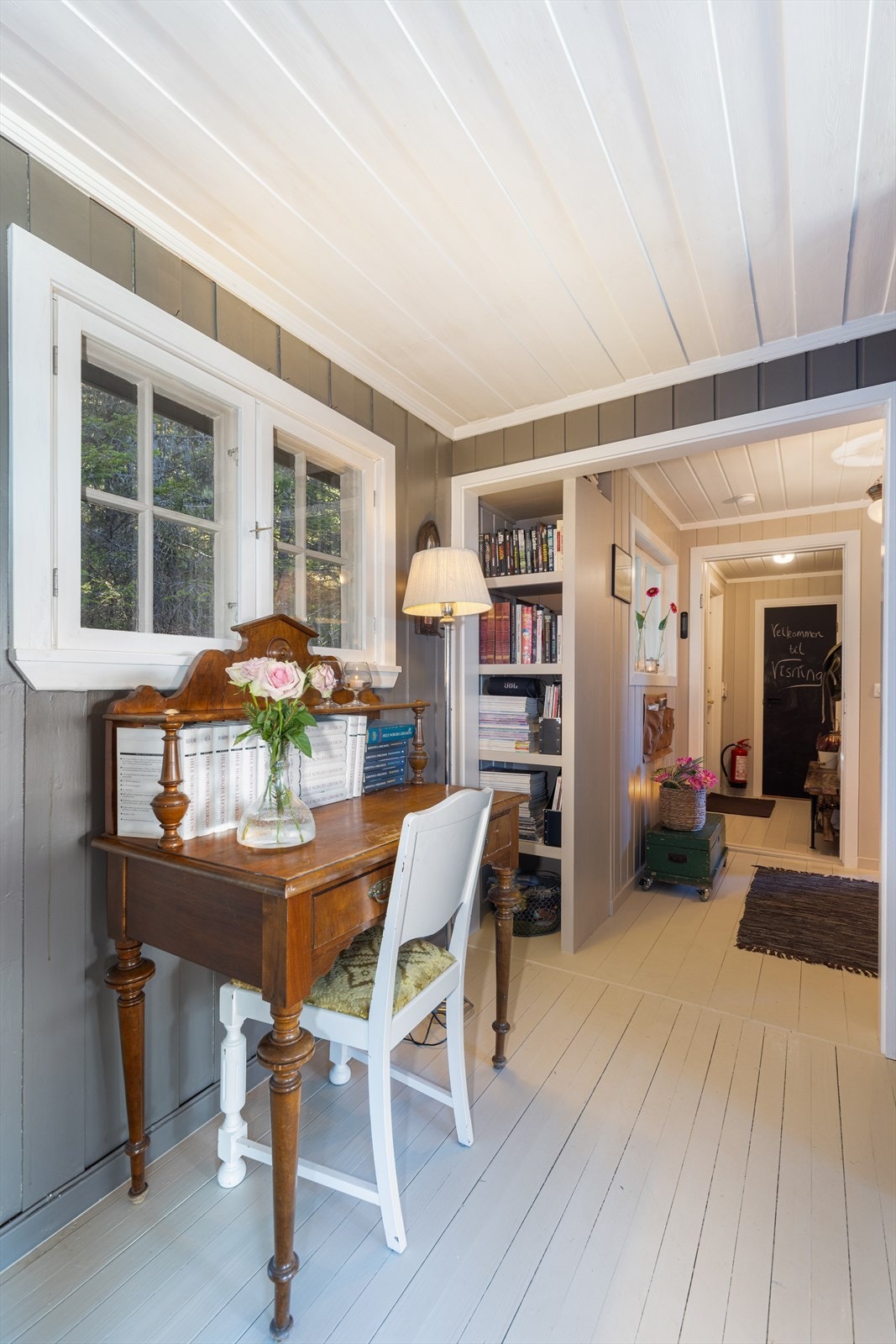 Hytta har en fin entré og romslig gang med praktisk skyvedørsgarderobe. Selger opplyser om ny garderobe i gang og på soverom i 2019. Galleribilde