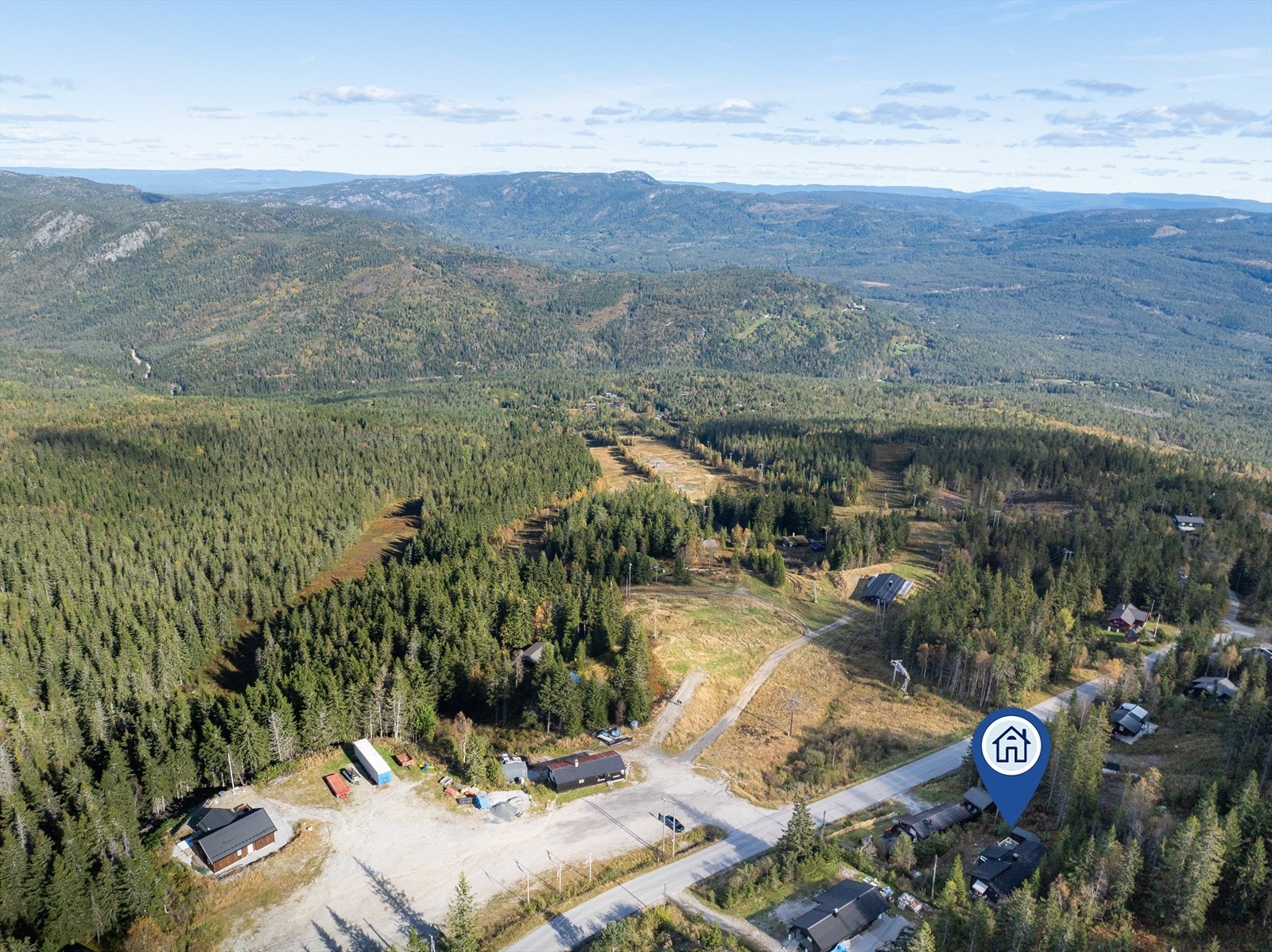 I nærområdet finnes det flotte langrennsløyper og fantastiske turområder innover i høyfjellet, med mulighet for toppturer, fiske, randonee m.v. Galleribilde