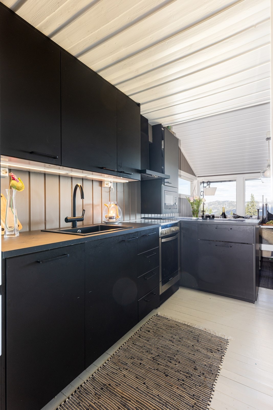 Kjøkkenet er påkostet ny, takhøy kjøkkeninnredning fra Ikea i 2019. Laminat benkeplate med komposittvask og halvøy ut mot spisestuen. Galleribilde