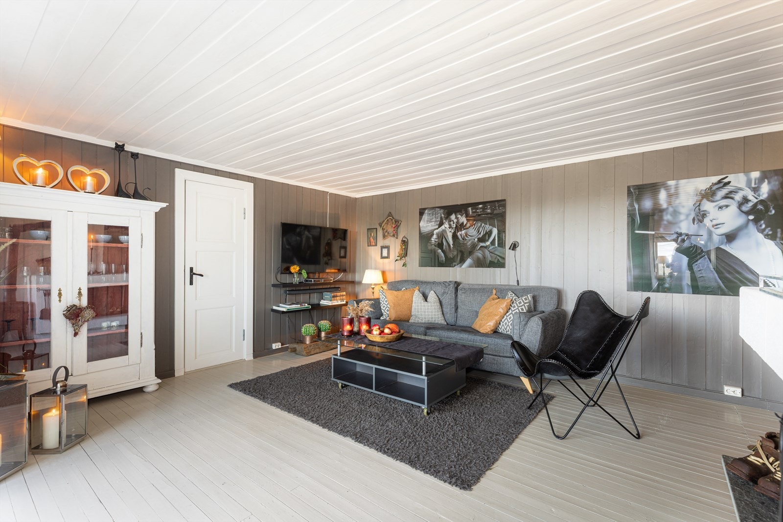 Hytta er tilbygget med spisestuedel i senere tid, og den åpne romløsningen skaper fine soner for møblering. God plass til sofagruppe. Galleribilde