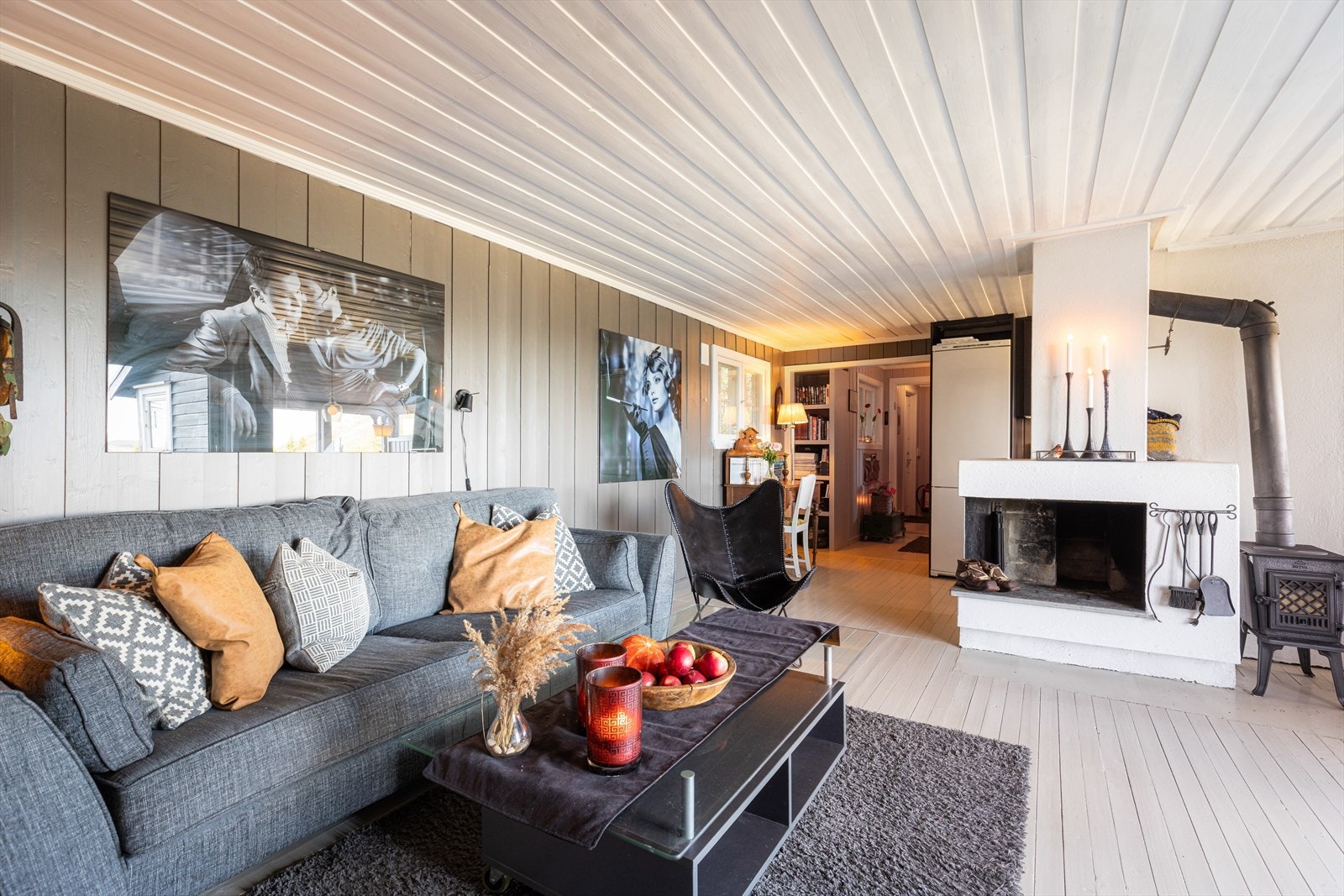Innvendige overflater består hovedsakelig av malt tregulv og malt panel på vegger, samt malt panel i tak. Hele hytta ble malt innvendig i 2019. Galleribilde