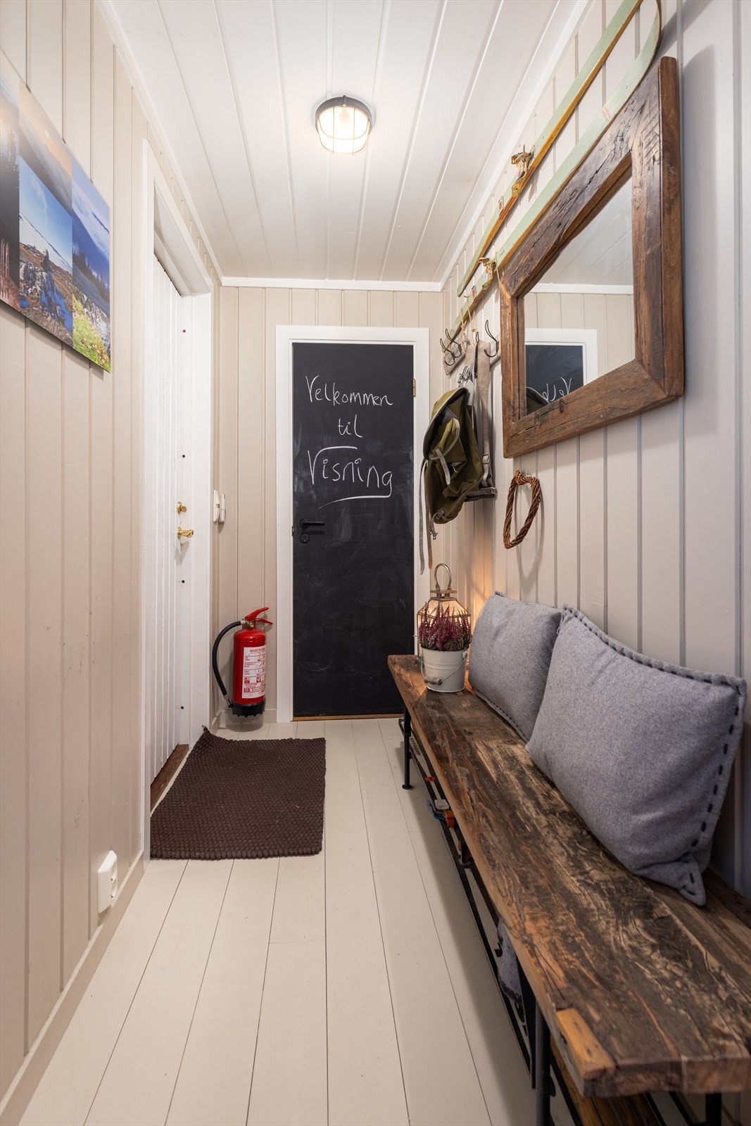 Fin entré med plass til oppbevaringsmøblement for sko- og yttertøy. Tilliggende, liten bod med ytterligere plass til oppbevaring ved behov. Galleribilde