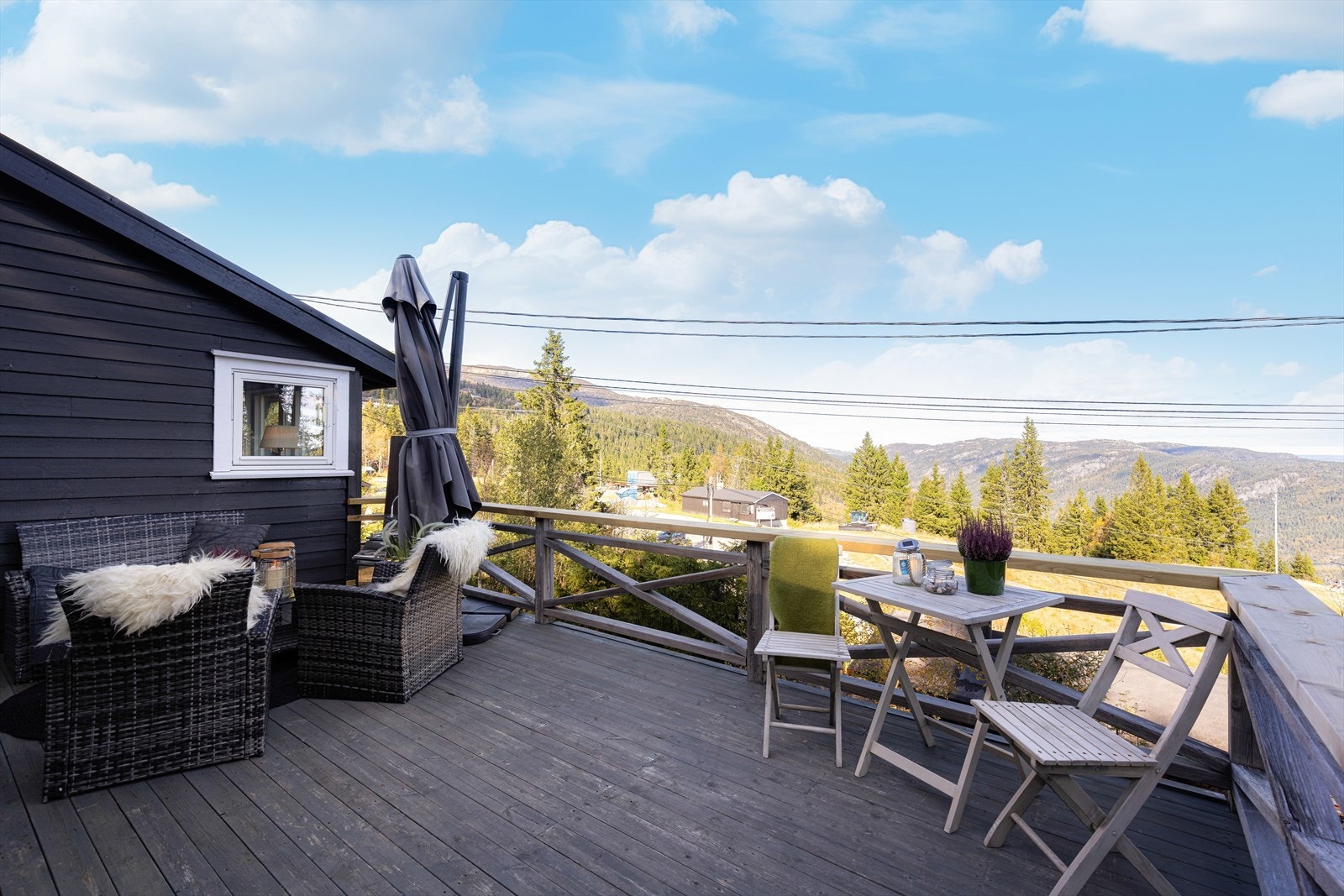Hytta ligger høyt og fritt til mot nord, i flotte omgivelser ca. 670 moh, med nordvendt veranda, nydelige solforhold og flott utsikt! Galleribilde