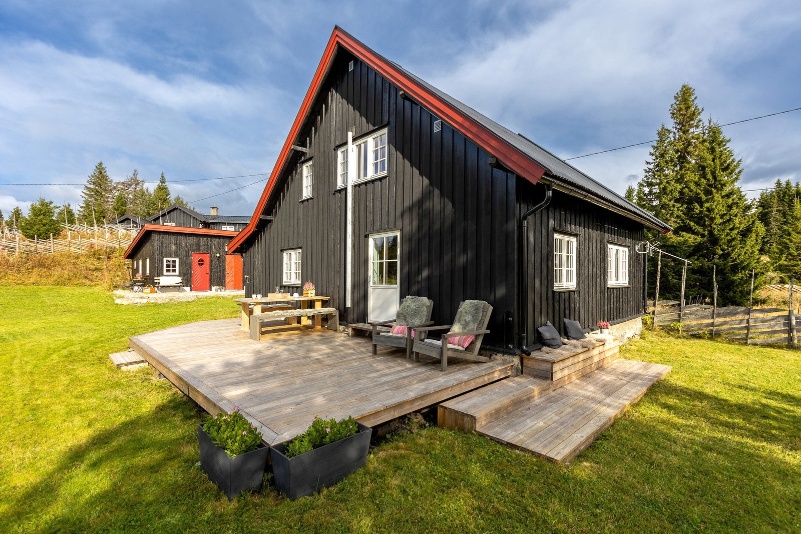 Hytta har en stor terrasse som vender mot solen og gir plass til både sittegrupper og grill. Galleribilde