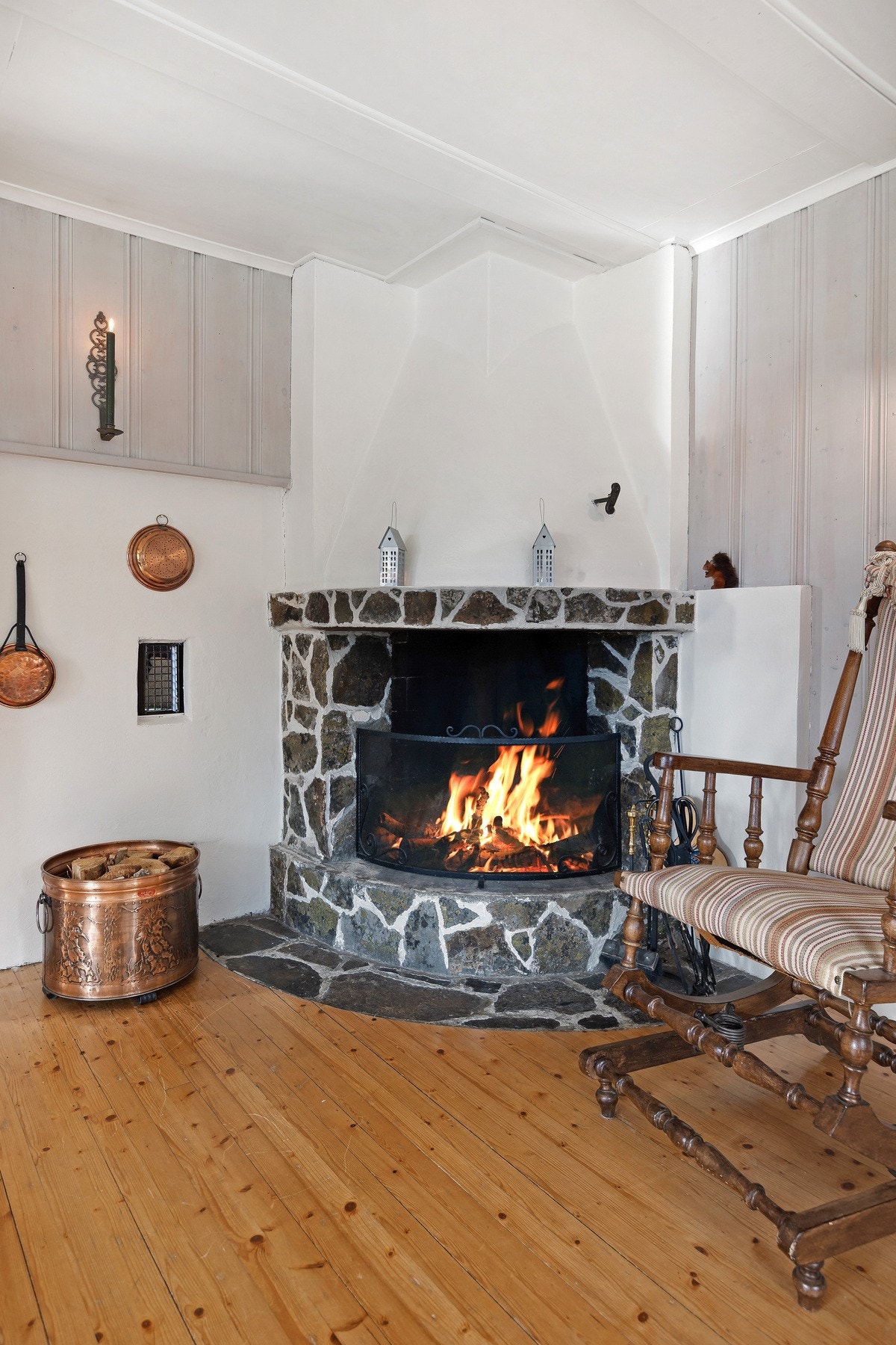 En koselig peis varmer godt på kalde dager og lager den rette hyttestemningen. Galleribilde