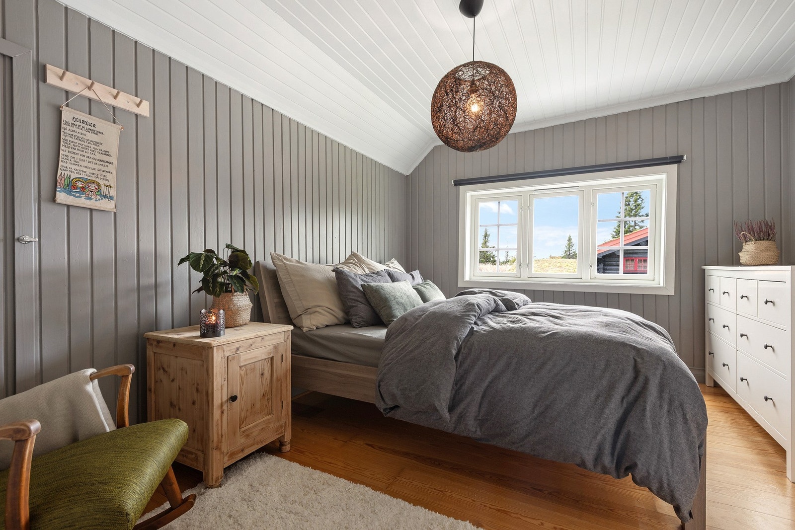 Det er tre gode soverom i 2. etasje. Galleribilde